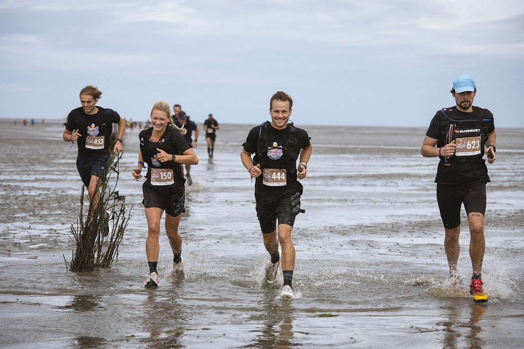 Läufer im Watt beim RedBull Watt Lauf
